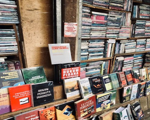 Buku dan kacamata menandakan waktu pemulihan